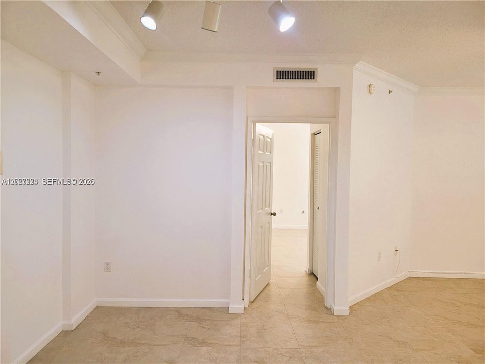 На продажу: $319,900 (2 спален, 2 ванн, 1130 Квадратных фут)