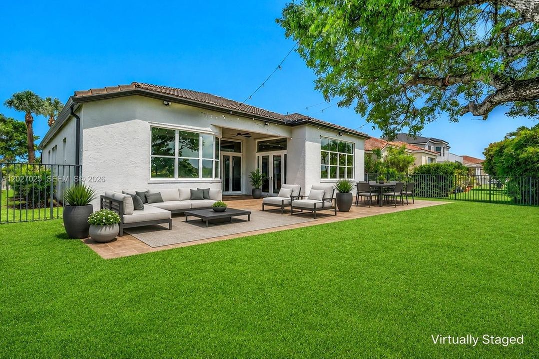 En Venta: $925,000 (4 camas, 2 baños, 2469 Pies cuadrados)