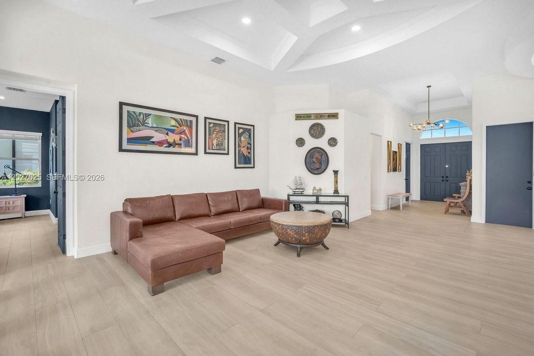 En Venta: $925,000 (4 camas, 2 baños, 2469 Pies cuadrados)