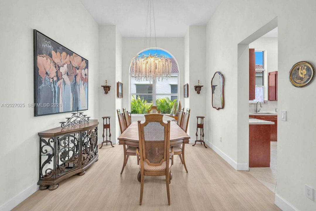 En Venta: $925,000 (4 camas, 2 baños, 2469 Pies cuadrados)