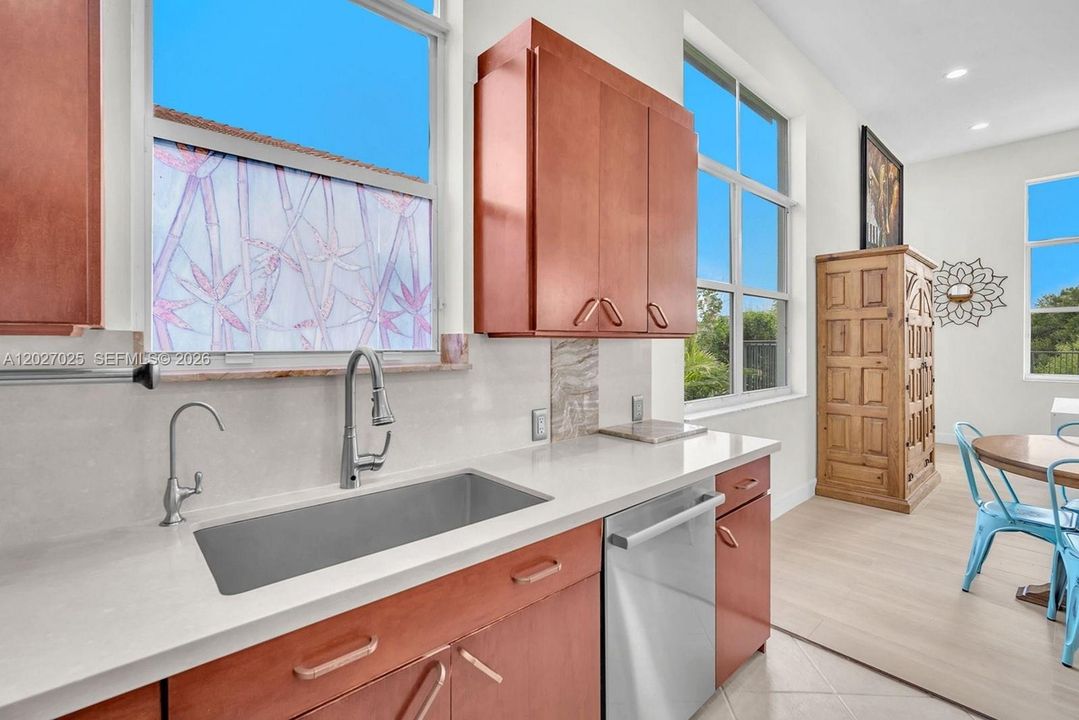 En Venta: $925,000 (4 camas, 2 baños, 2469 Pies cuadrados)