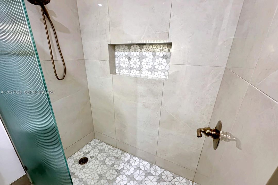 En Venta: $925,000 (4 camas, 2 baños, 2469 Pies cuadrados)