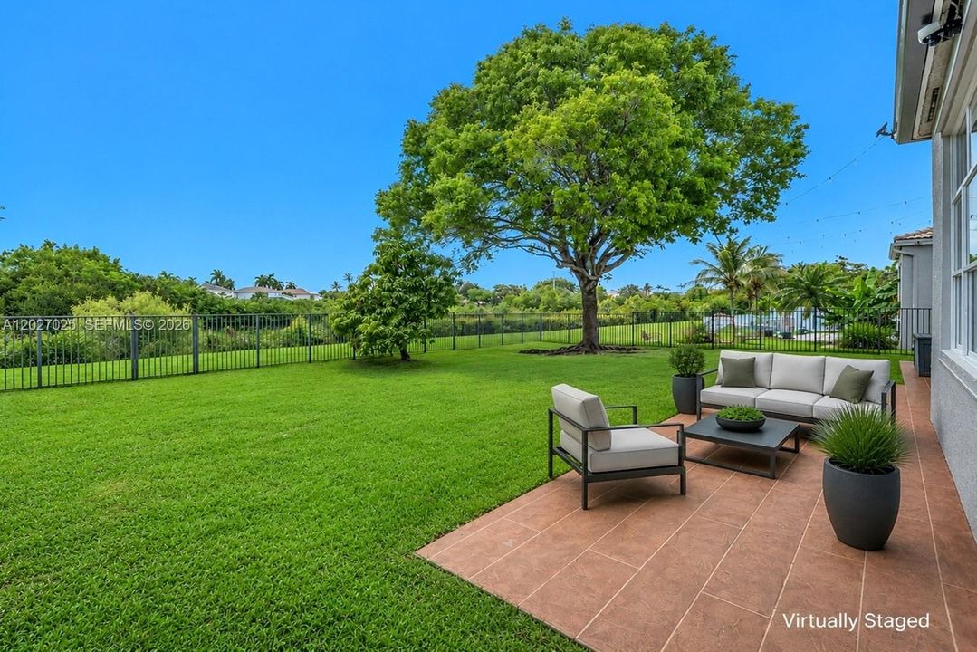 En Venta: $925,000 (4 camas, 2 baños, 2469 Pies cuadrados)