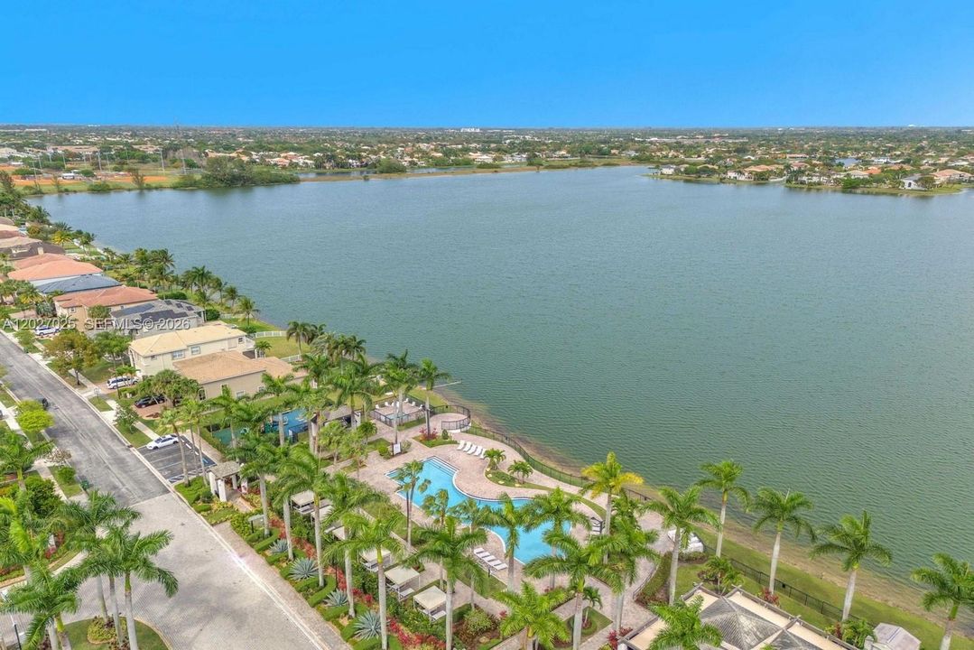 En Venta: $925,000 (4 camas, 2 baños, 2469 Pies cuadrados)