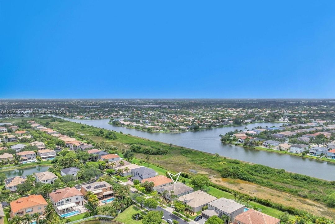 En Venta: $925,000 (4 camas, 2 baños, 2469 Pies cuadrados)