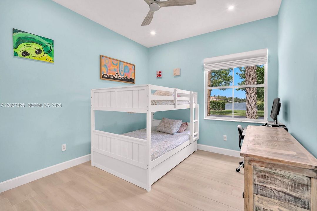 En Venta: $925,000 (4 camas, 2 baños, 2469 Pies cuadrados)