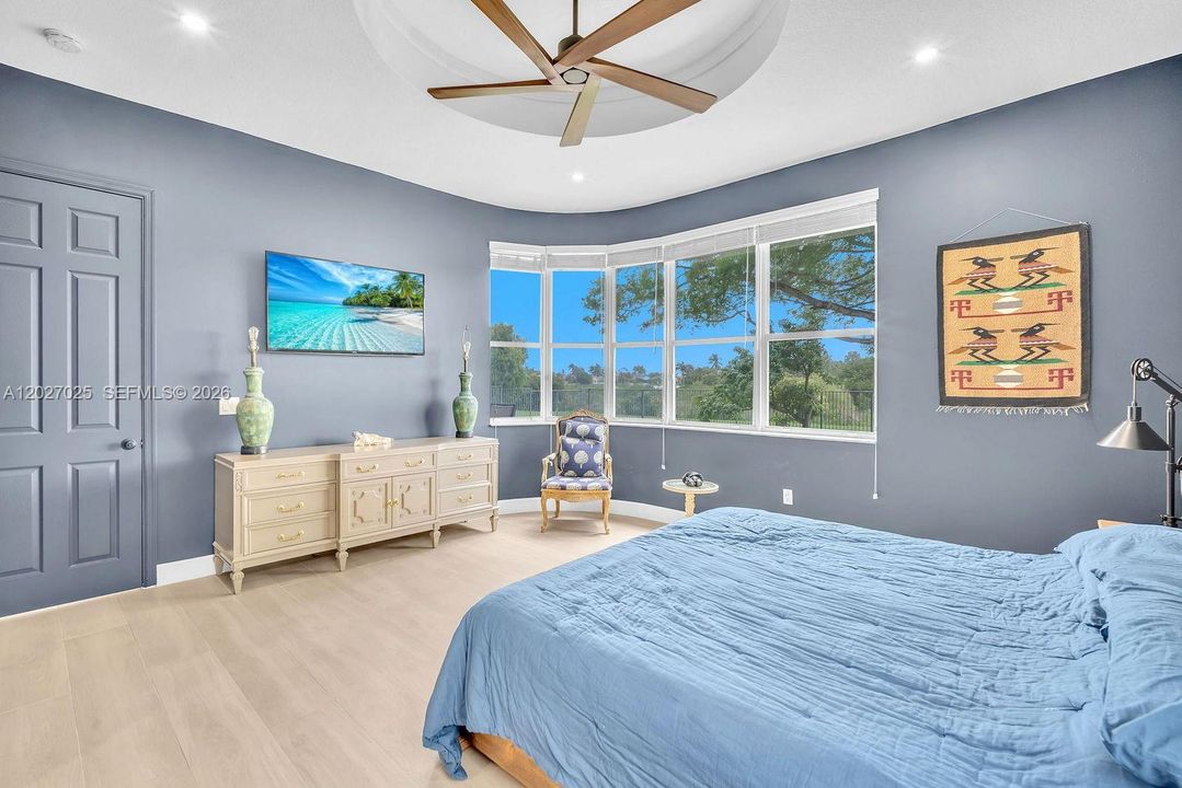 En Venta: $925,000 (4 camas, 2 baños, 2469 Pies cuadrados)
