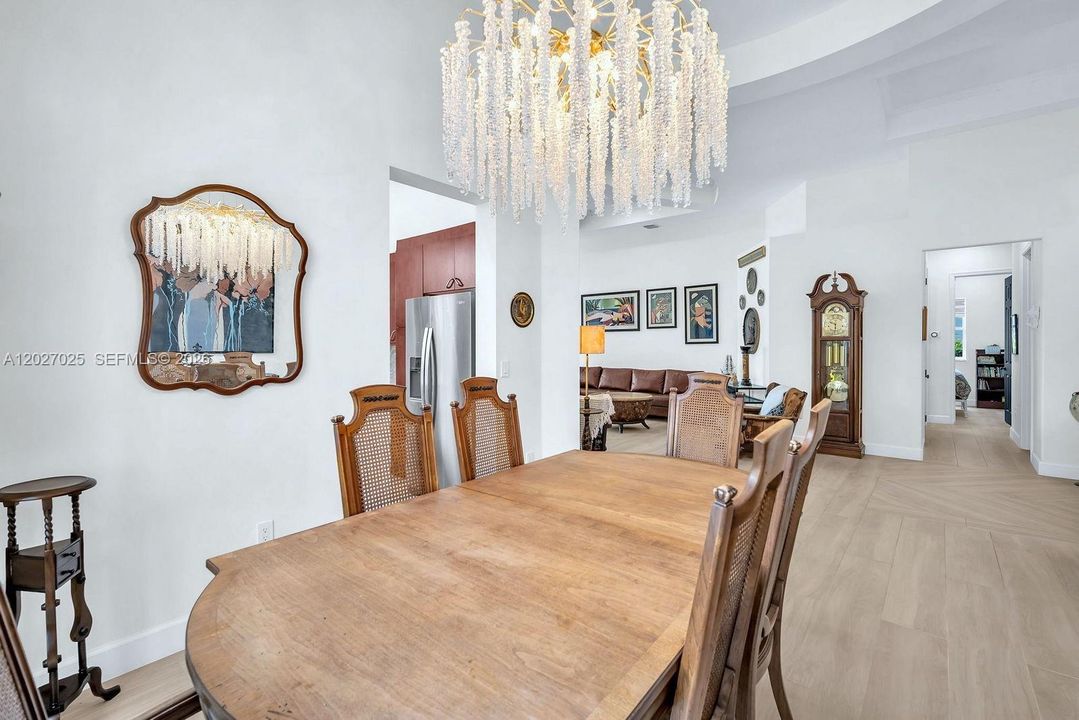 En Venta: $925,000 (4 camas, 2 baños, 2469 Pies cuadrados)