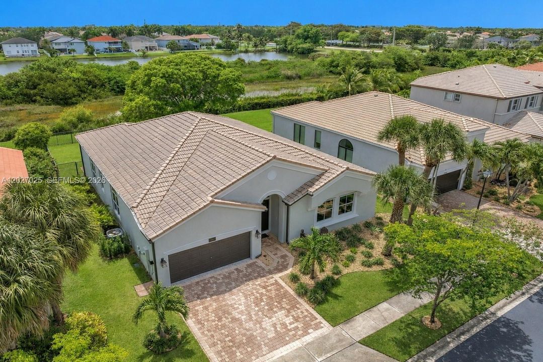 En Venta: $925,000 (4 camas, 2 baños, 2469 Pies cuadrados)