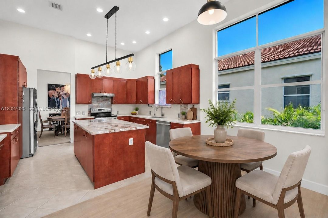 En Venta: $925,000 (4 camas, 2 baños, 2469 Pies cuadrados)