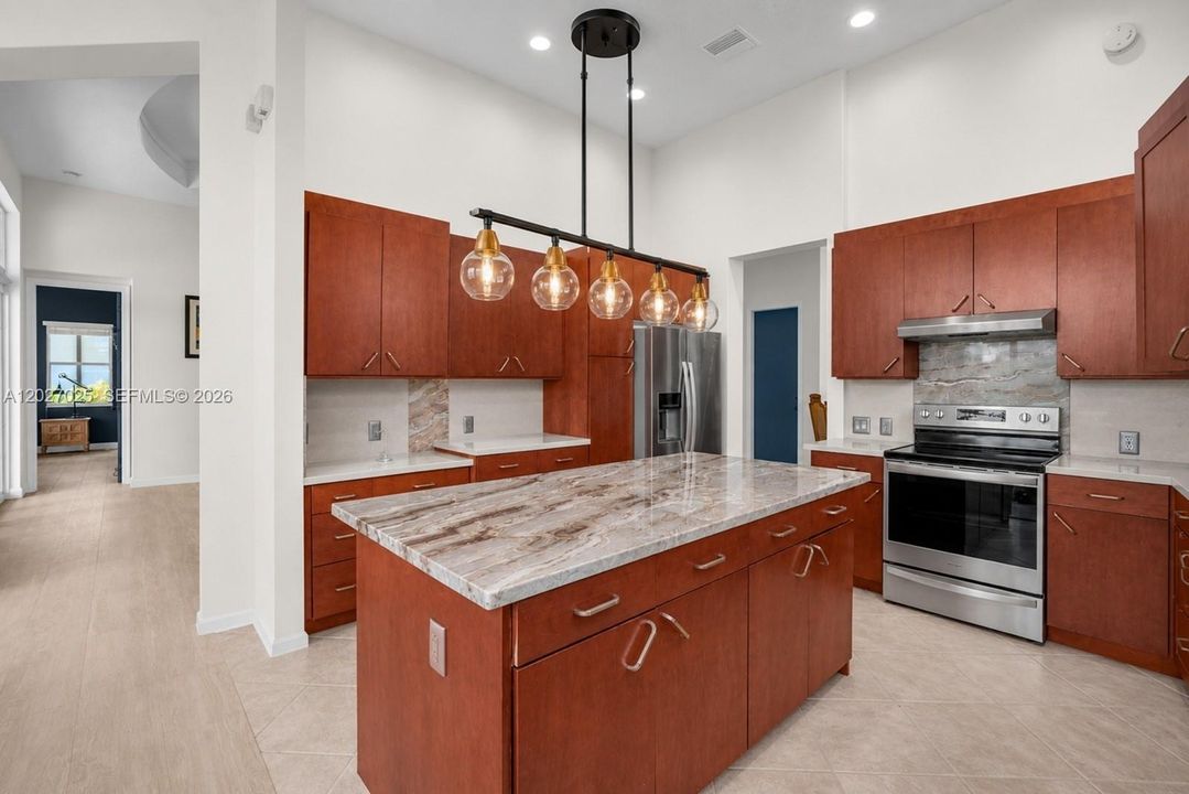 En Venta: $925,000 (4 camas, 2 baños, 2469 Pies cuadrados)