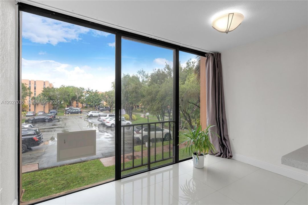 For Sale: $329,000 (2 beds, 1 baths, 946 Square Feet)