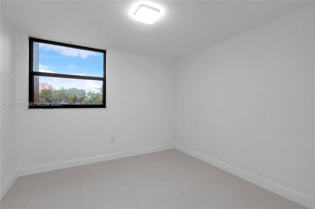 For Sale: $329,000 (2 beds, 1 baths, 946 Square Feet)