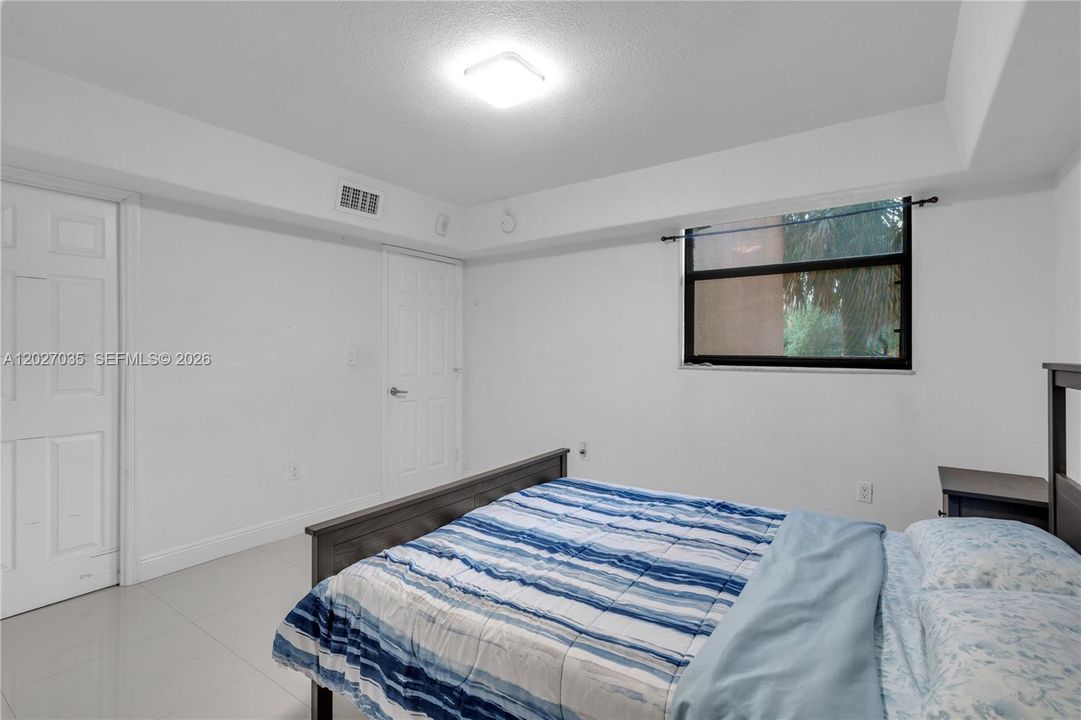 For Sale: $329,000 (2 beds, 1 baths, 946 Square Feet)