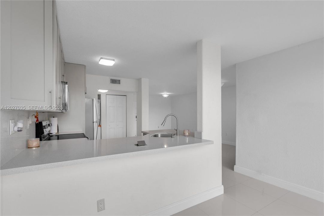 For Sale: $329,000 (2 beds, 1 baths, 946 Square Feet)