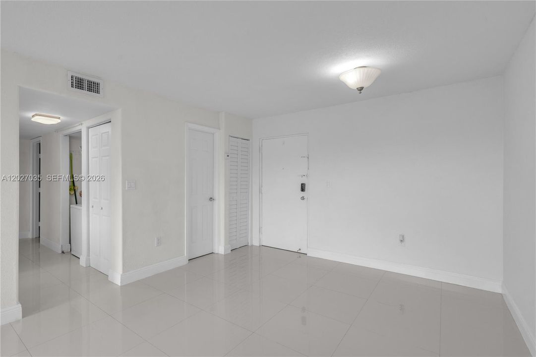 For Sale: $329,000 (2 beds, 1 baths, 946 Square Feet)
