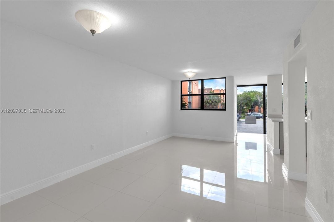 For Sale: $329,000 (2 beds, 1 baths, 946 Square Feet)