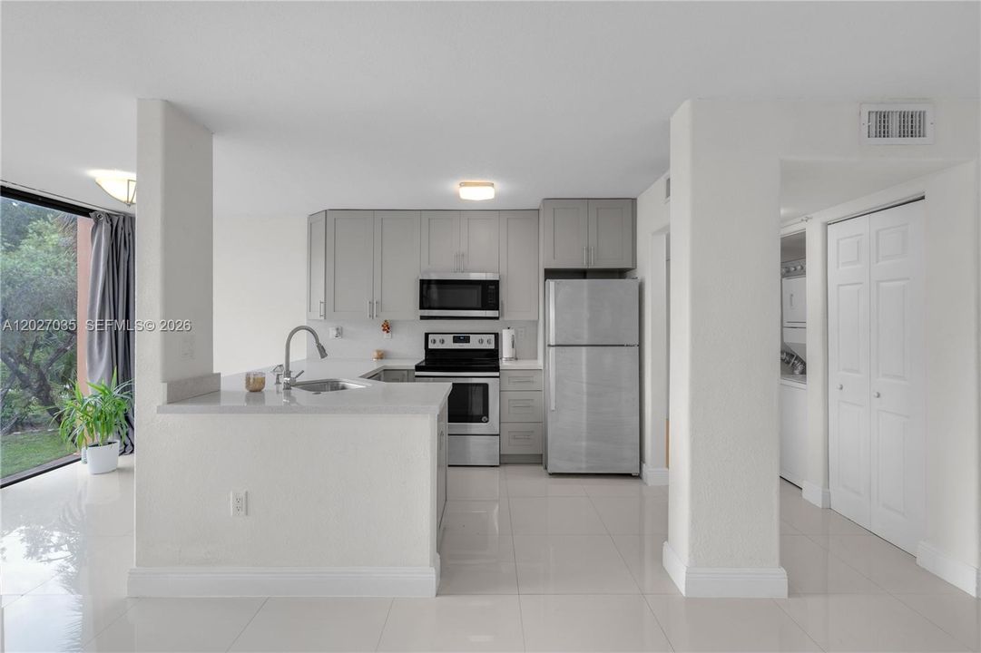 For Sale: $329,000 (2 beds, 1 baths, 946 Square Feet)