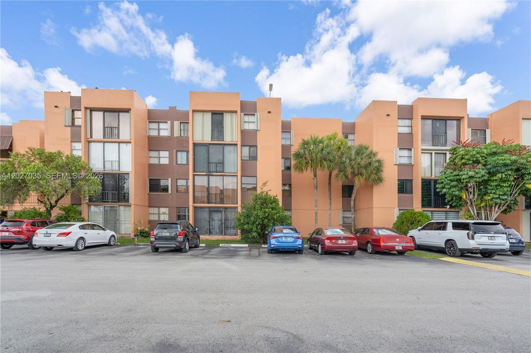 For Sale: $329,000 (2 beds, 1 baths, 946 Square Feet)