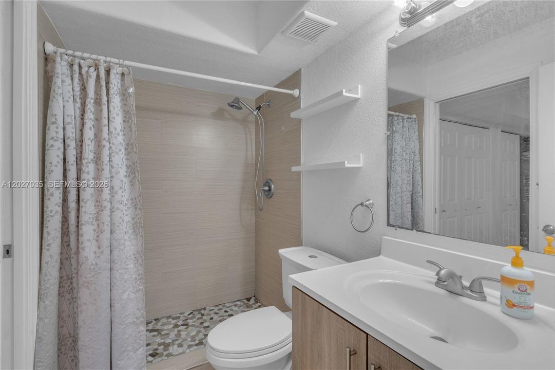 For Sale: $329,000 (2 beds, 1 baths, 946 Square Feet)