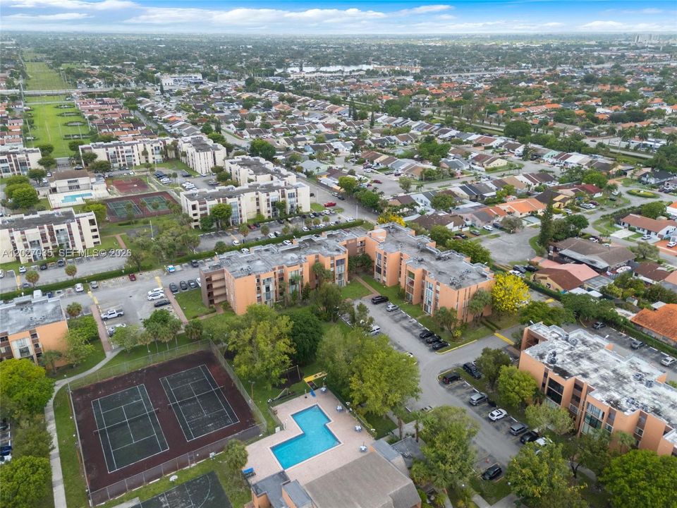 For Sale: $329,000 (2 beds, 1 baths, 946 Square Feet)