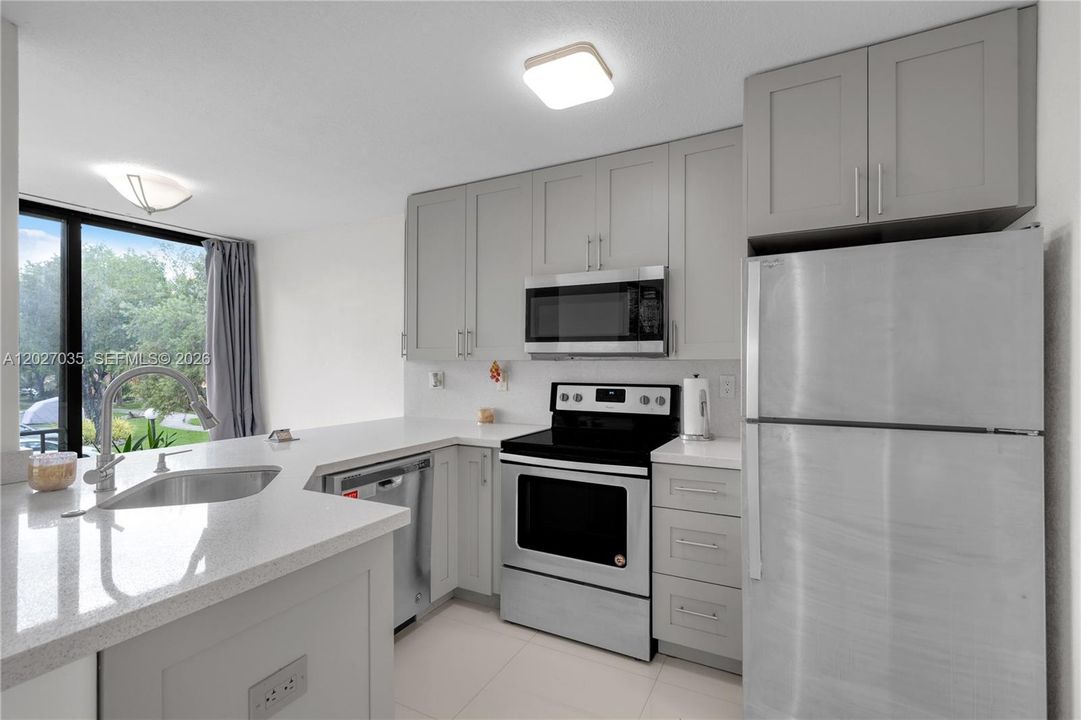 For Sale: $329,000 (2 beds, 1 baths, 946 Square Feet)