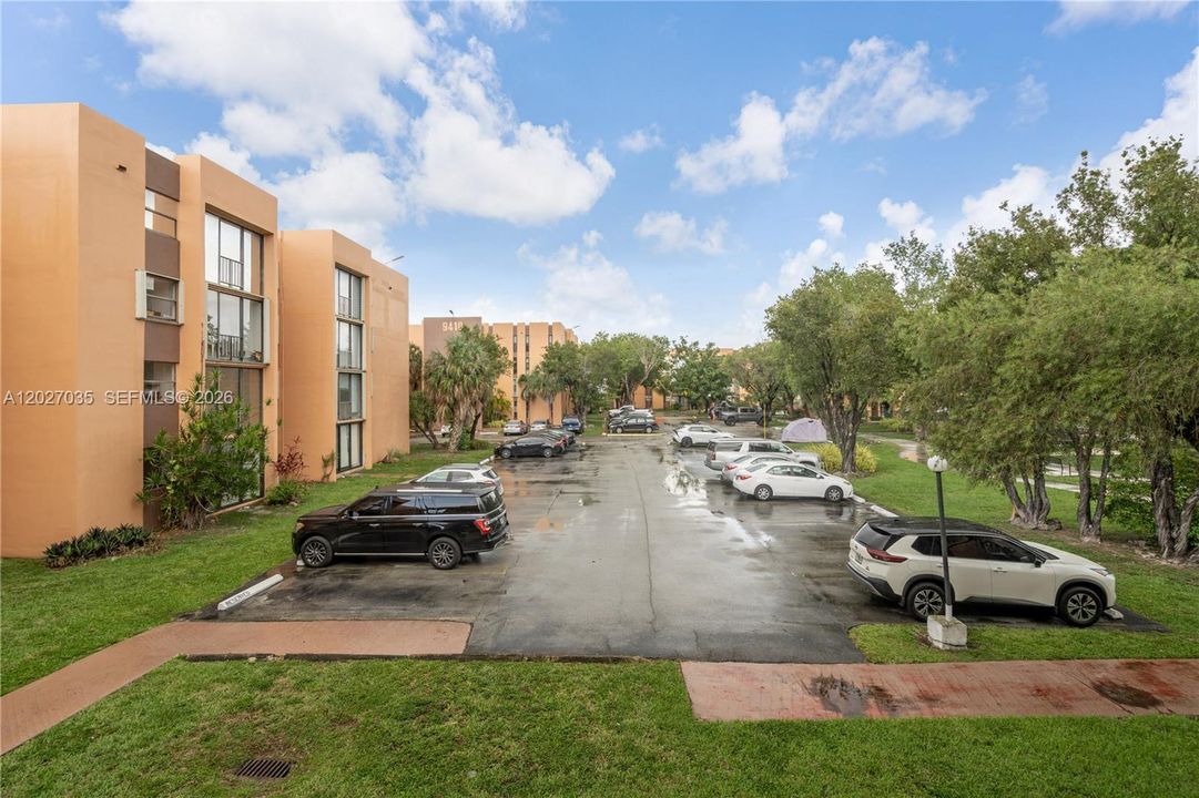 For Sale: $329,000 (2 beds, 1 baths, 946 Square Feet)