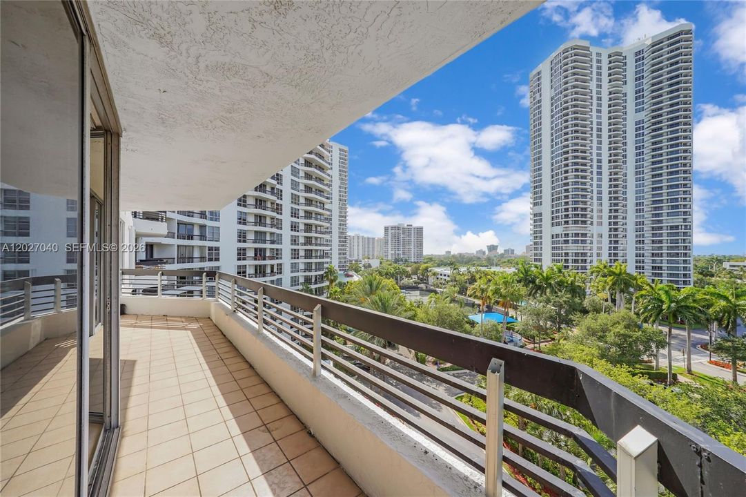 For Sale: $320,000 (2 beds, 2 baths, 1353 Square Feet)