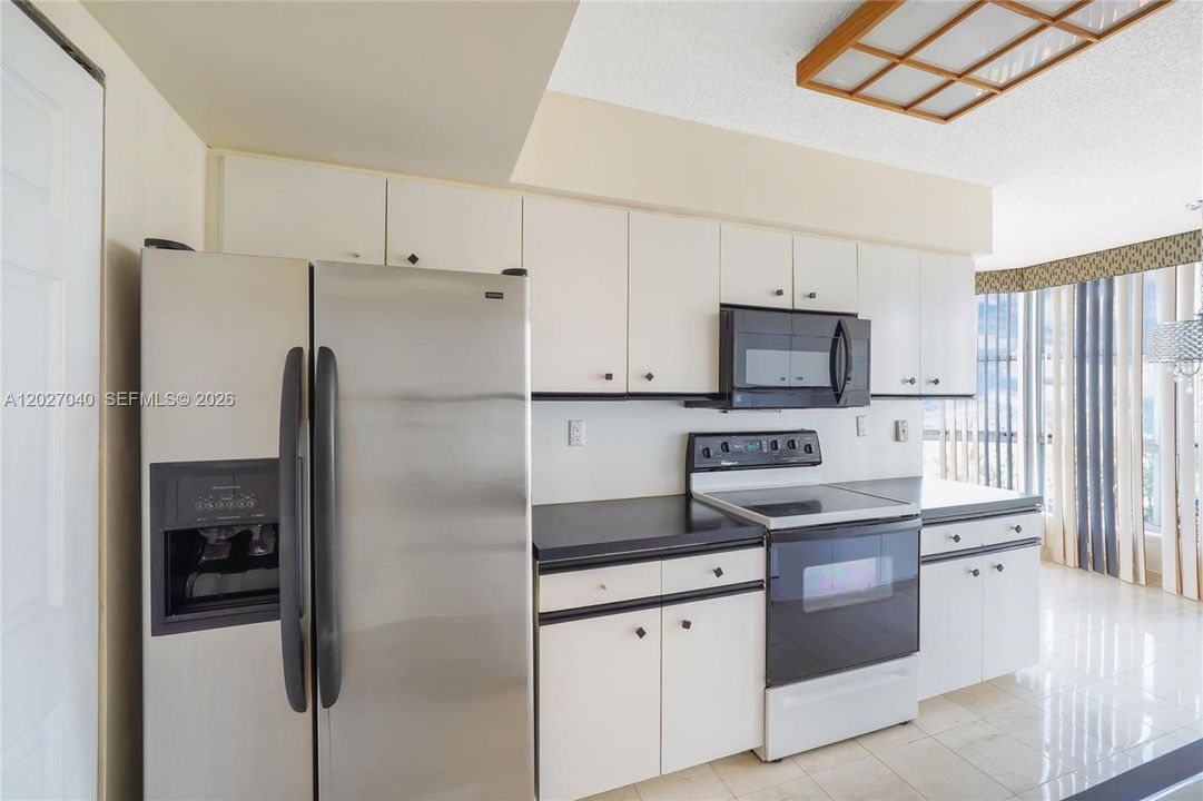 For Sale: $320,000 (2 beds, 2 baths, 1353 Square Feet)