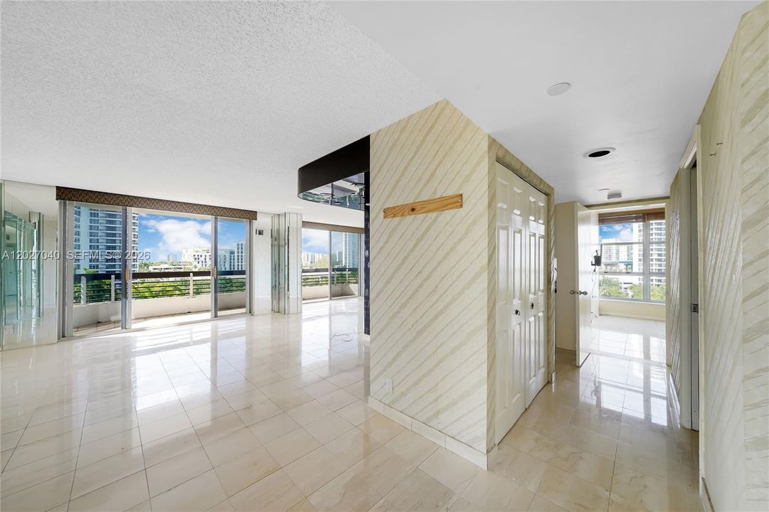 For Sale: $320,000 (2 beds, 2 baths, 1353 Square Feet)