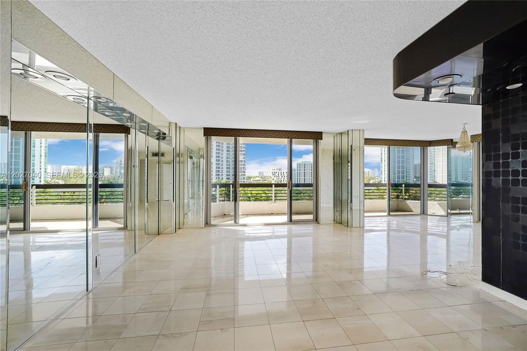 For Sale: $320,000 (2 beds, 2 baths, 1353 Square Feet)