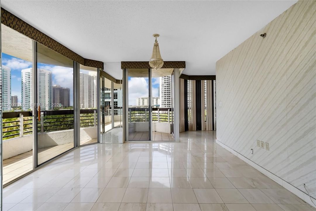 For Sale: $320,000 (2 beds, 2 baths, 1353 Square Feet)