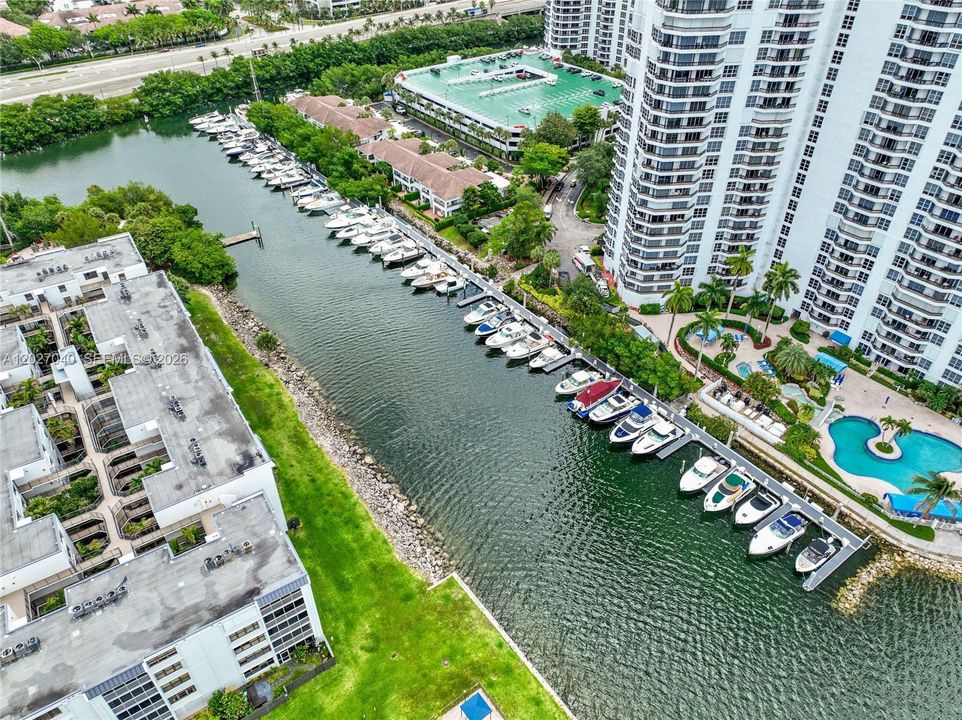 For Sale: $320,000 (2 beds, 2 baths, 1353 Square Feet)