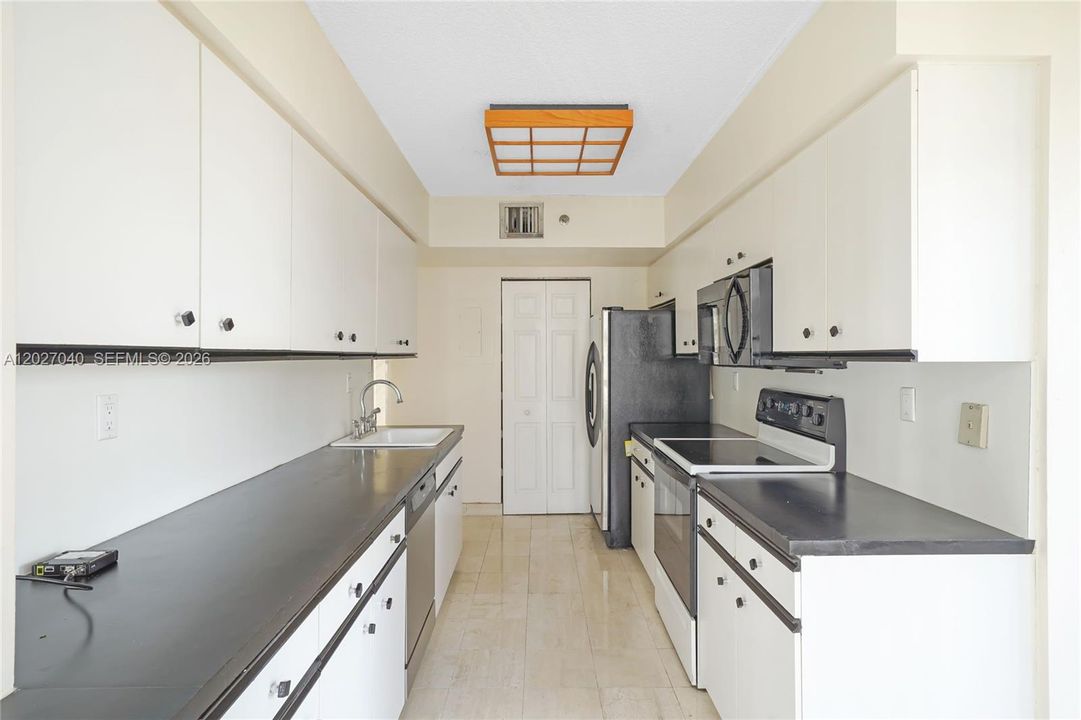 For Sale: $320,000 (2 beds, 2 baths, 1353 Square Feet)