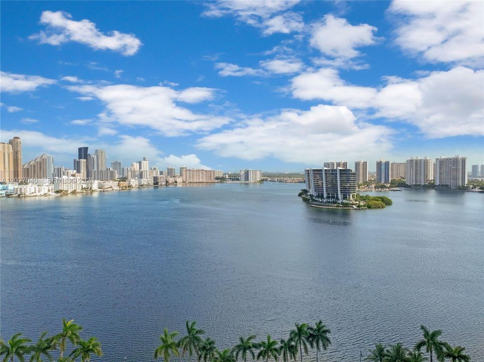 For Sale: $320,000 (2 beds, 2 baths, 1353 Square Feet)