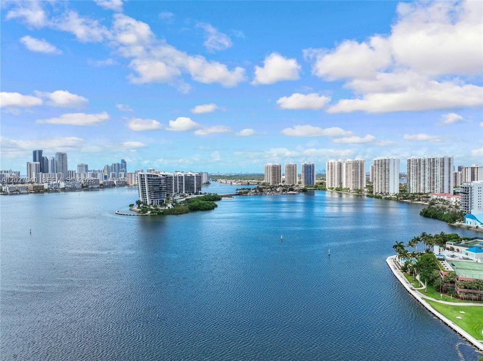 For Sale: $320,000 (2 beds, 2 baths, 1353 Square Feet)