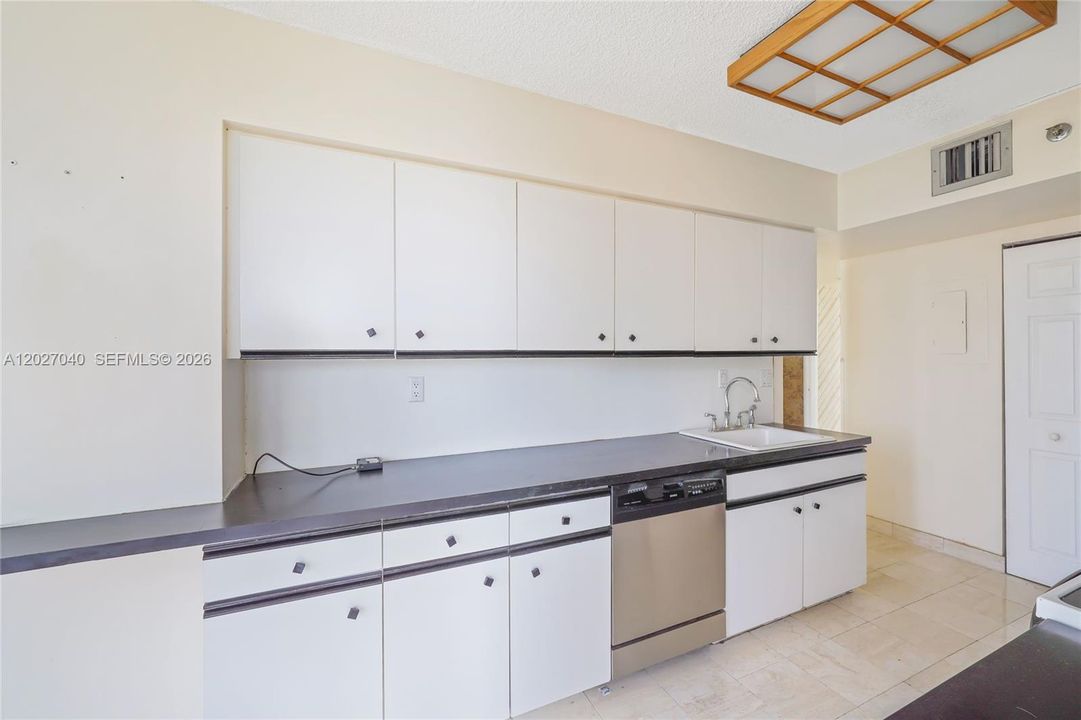For Sale: $320,000 (2 beds, 2 baths, 1353 Square Feet)