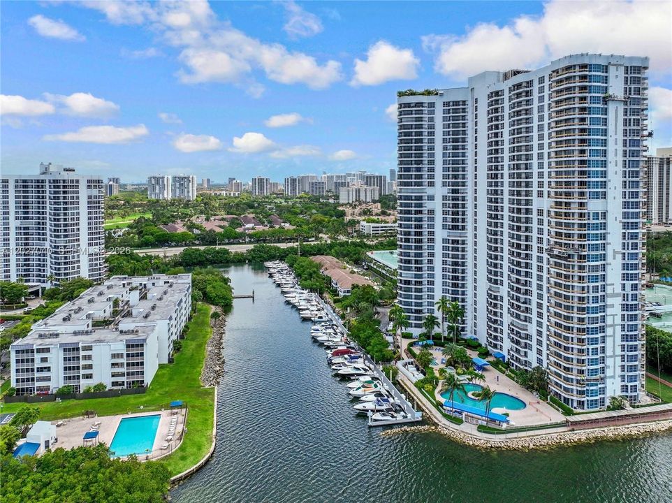 For Sale: $320,000 (2 beds, 2 baths, 1353 Square Feet)