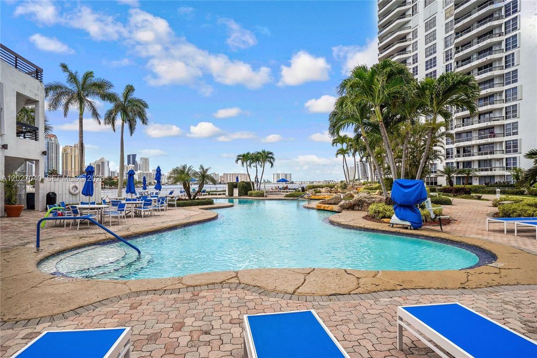 For Sale: $320,000 (2 beds, 2 baths, 1353 Square Feet)