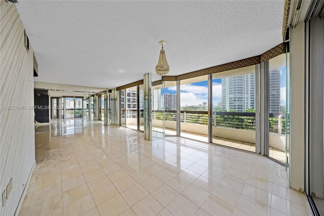 For Sale: $320,000 (2 beds, 2 baths, 1353 Square Feet)