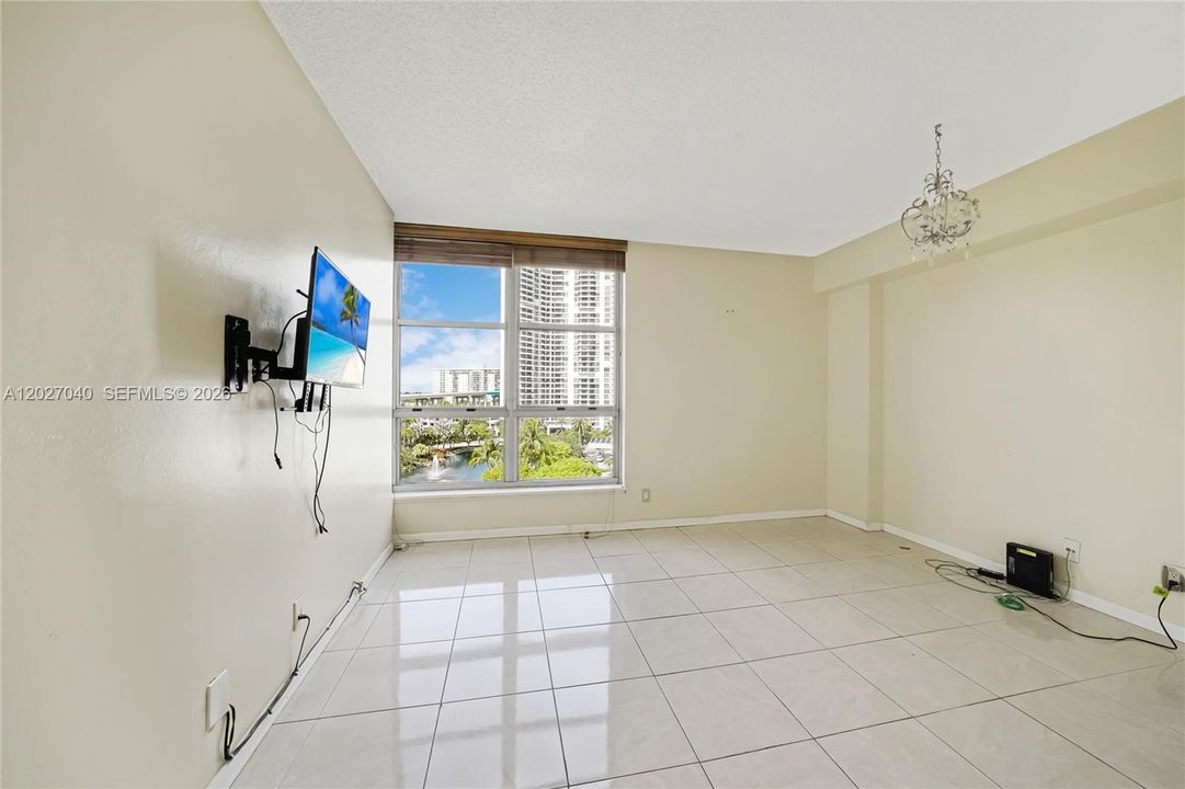 For Sale: $320,000 (2 beds, 2 baths, 1353 Square Feet)