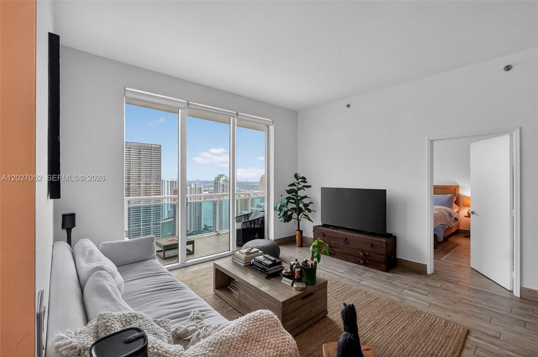 For Sale: $795,000 (2 beds, 2 baths, 1101 Square Feet)