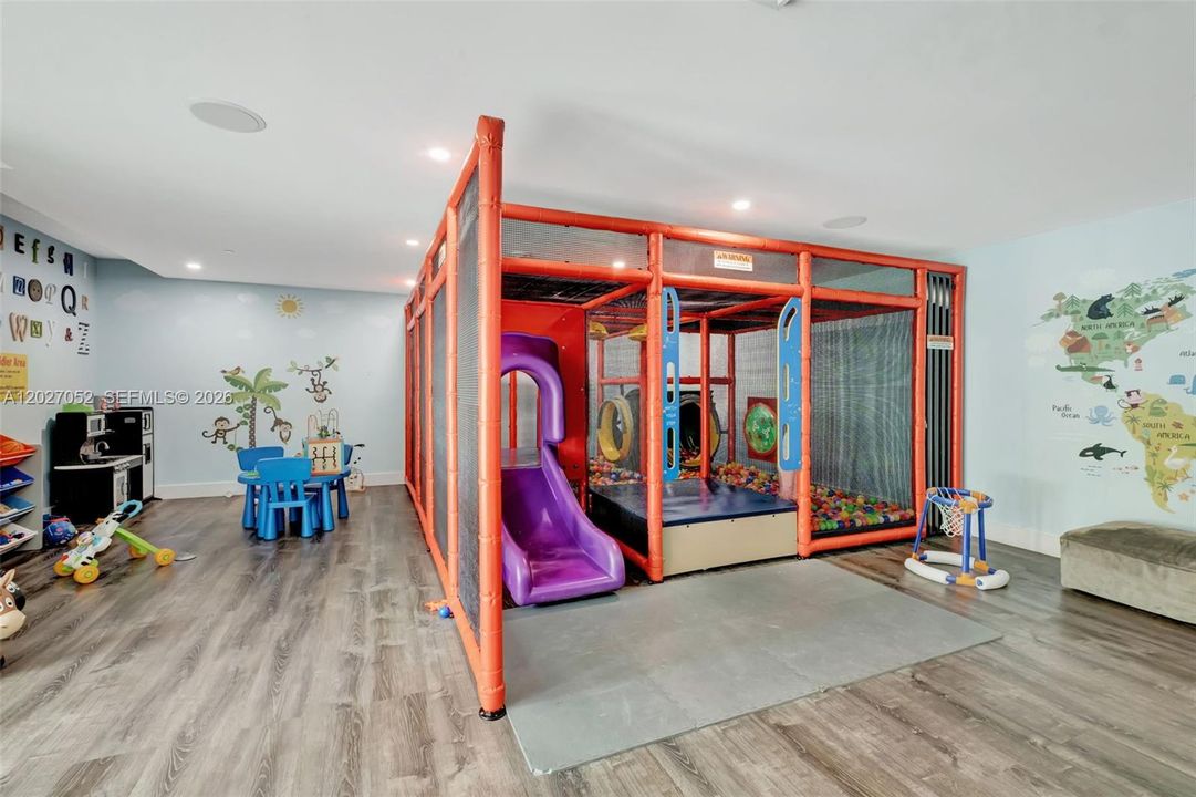 For Sale: $795,000 (2 beds, 2 baths, 1101 Square Feet)