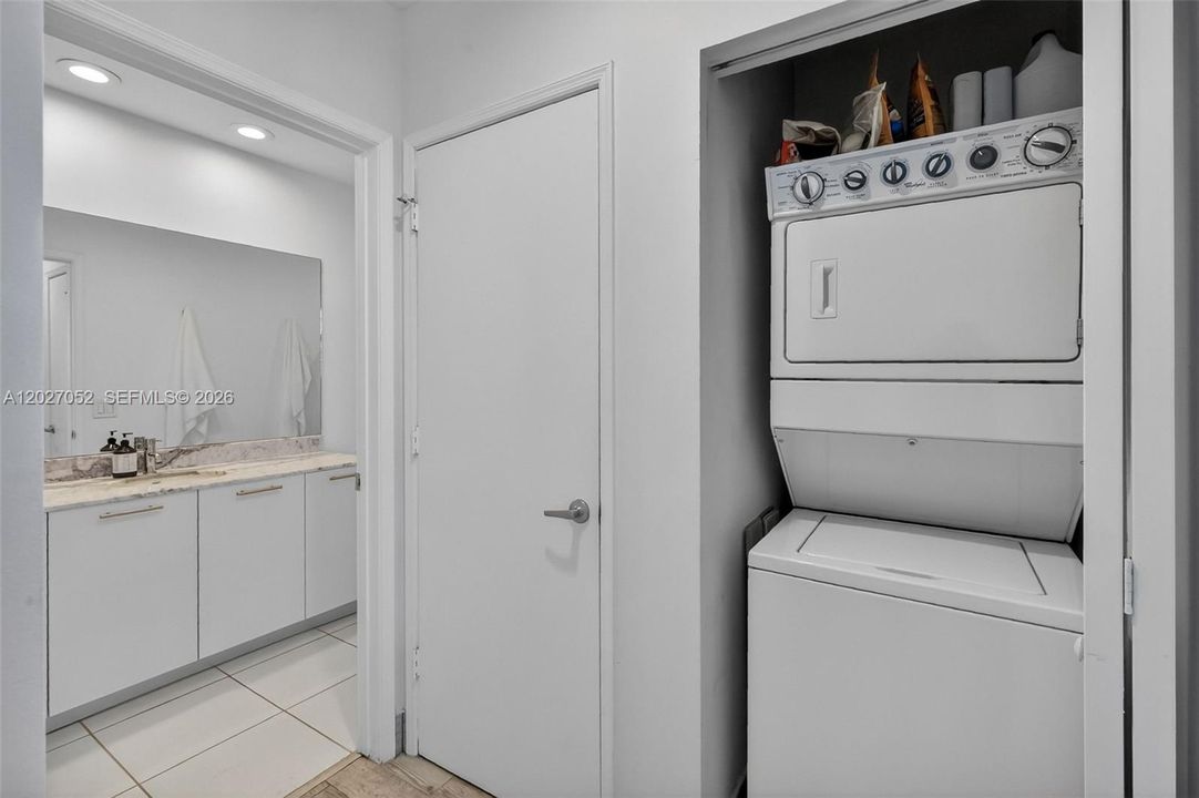 For Sale: $795,000 (2 beds, 2 baths, 1101 Square Feet)
