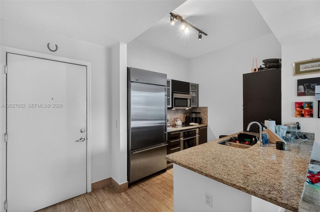 For Sale: $795,000 (2 beds, 2 baths, 1101 Square Feet)