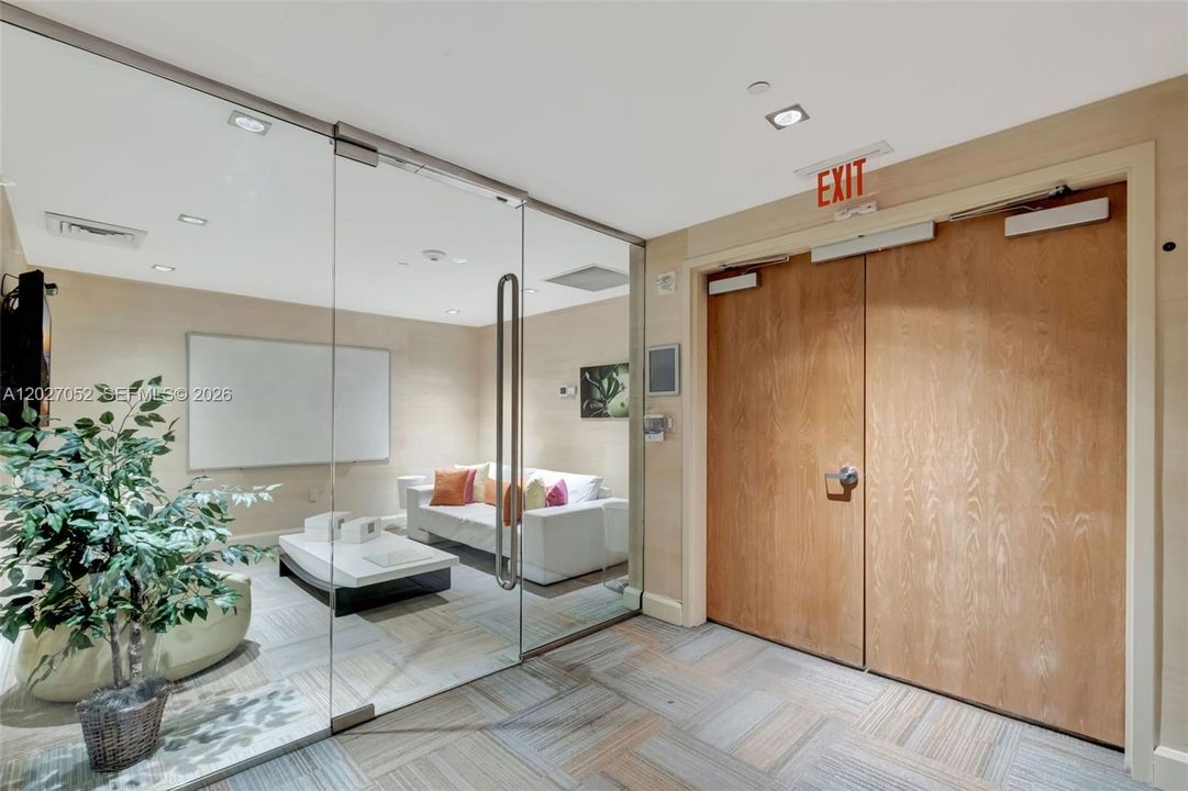 For Sale: $795,000 (2 beds, 2 baths, 1101 Square Feet)