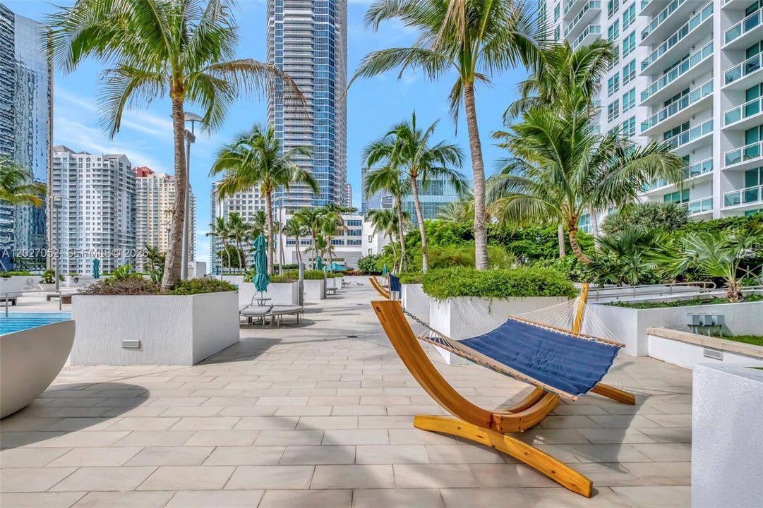 For Sale: $795,000 (2 beds, 2 baths, 1101 Square Feet)