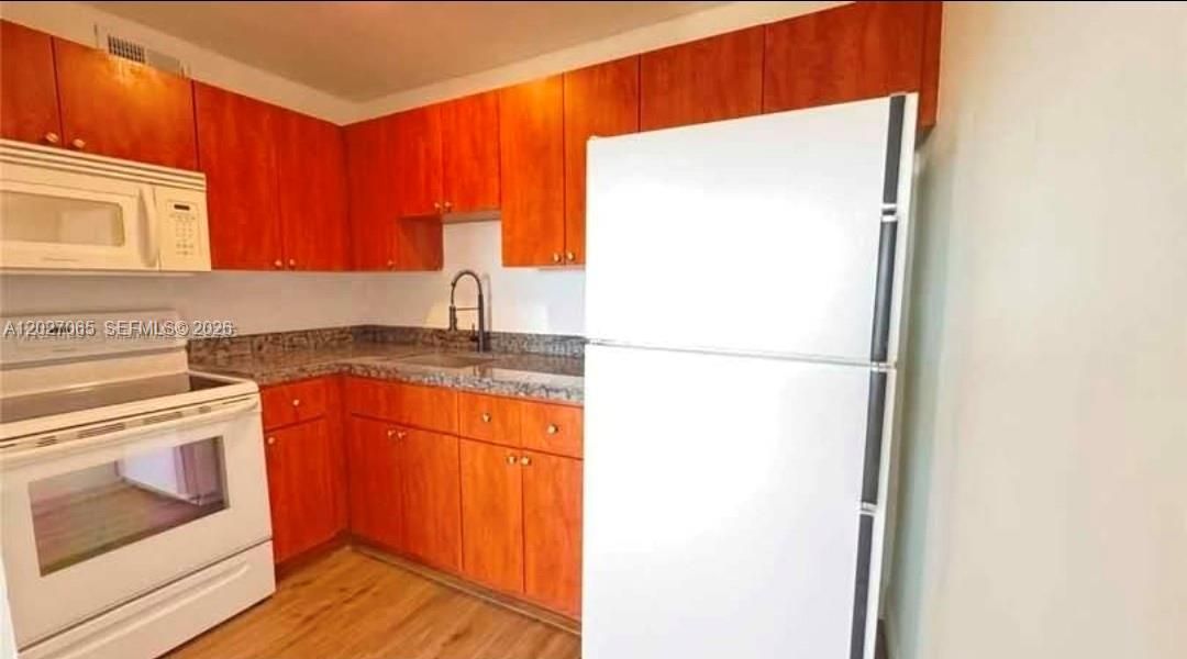 For Sale: $249,900 (2 beds, 1 baths, 827 Square Feet)