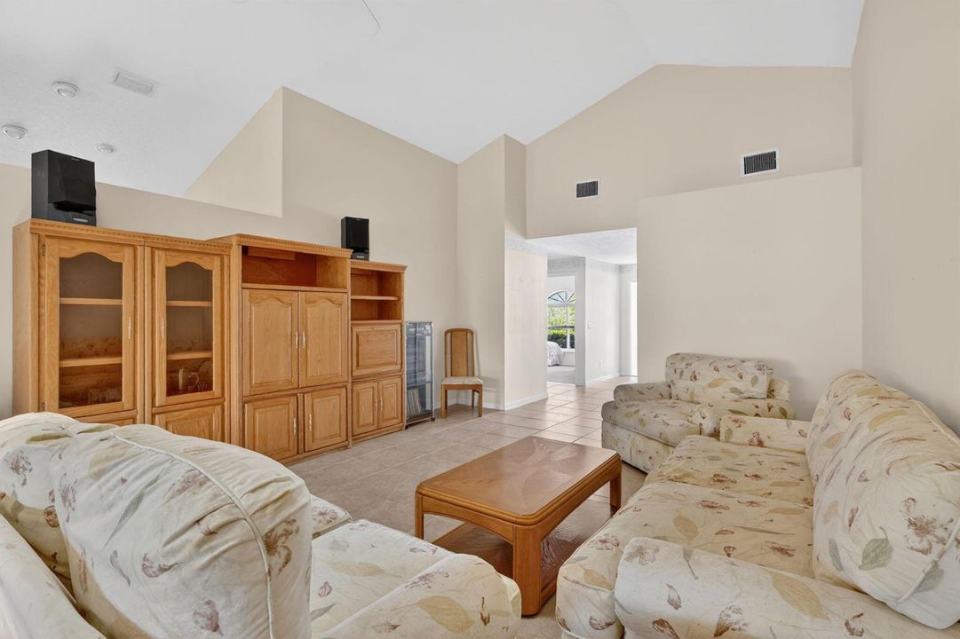 Plenty of Light & Living Space - Semi Op