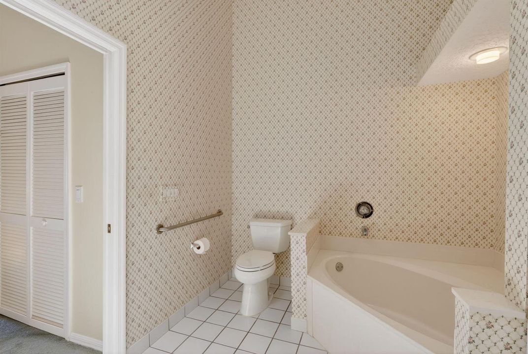 Main bathroom Tub & Shower